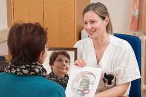 Christina Repitsch mit einer Patientin. Foto: KABEG/Hipp