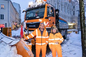 Verkehrsreferentin Stadträtin Sandra Wassermann, BA, fuhr die ganze Nacht mit der Schneeräumung mit, um sich ein Bild von den Arbeiten zu machen. Foto: StadtKommunikation/Wiedergut