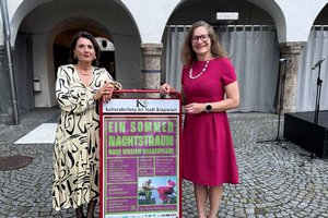Frauenreferentin Stadträtin DI Constance Mochar gratuliert Autorin und Regisseurin Dr. Ute Liepold zur gelungenen Bearbeitung der Shakespeare-Komödie „Ein Sommernachtstraum“. Foto: Büro Stadträtin DI Mochar