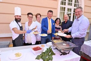 v.r.: „Feine Küche Kulterer“-Chef Adolf Kulterer, Joachim Katzenberger BA, MA (Leiter der Abt. Soziales), GR Ulrike Herzig, Bürgermeister Christian Scheider und Mitarbeitern beim jährlichen Sommerfest. Foto: StadtKommunikation / Hronek