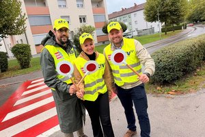 Drei frisch gebackene Schülerlotsen: Stadträtin Sandra Wassermann, BA MA mit Jan Gaertner und Georg Matheuschitz. Foto: Büro Wassermann