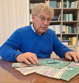 Historiker Werner Drobesch mit Banknoten aus der Zeit der Hyperinflation. Foto: Geschichtsverein / Heidi Rogy