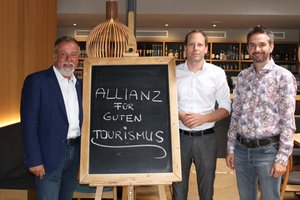 v.l.n.r.: vida-Landesvorsitzender Hermann Lipitsch, Mag. Andreas Buchacher (Geschäftsführer eduCare), Daniel Ramsbacher (Geschäftsführer Cantina Mexicana). Foto: ÖGB Kärnten