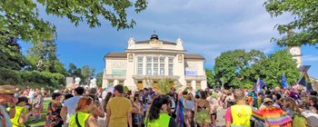 Vor dem Stadtheater versammelte sich heute hunderte Menschen um anschließend gemeinsam singend, tanzend und lachend über Ring bis zum Goethepark zu ziehen.