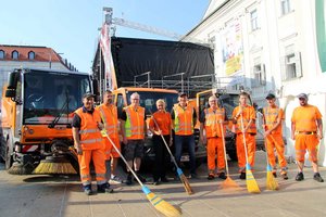 Entsorgungsreferentin Stadträtin Sandra Wassermann BA bedankt sich bei den städtischen Mitarbeitern, die beim Altstadtzauber im Reinigungseinsatz stehen. Foto: StadtKommunikation/Spatzek