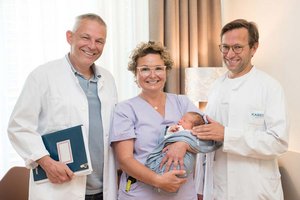 v.li.: Prim. Univ.-Prof. Dr. Johannes Schalamon (Kinderchirurgie), Hebamme Christina Kulle und Prim. PD Dr. Jörg Jahnel (Kinderheilkunde). Foto: KABEG/Hipp
