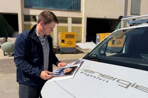 Ein kompaktes Sicherheitshandbuch - als Teil der Kampagne - liegt in allen Fahrzeugen der Stadtwerke Gruppe auf. Es enthält alle relevanten Informationen und gibt eine klare Orientierung. Foto: STW