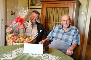 Anlässlich des 102. Geburtstages wurde Herr Hannes Hildebrand von Bürgermeister Christian Scheider besucht und mit einem Obstkorb beschenkt. Foto: StadtKommunikation/Hronek
