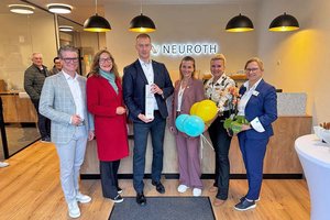 v.l.n.r. WKO Bezirksstellenobmann Franz Ahm, Stadträtin DI Constance Mochar, Filialleiter Hardy Mulks, Vorstandsmitglied COO Barbara Tscheliessnigg, Stadträtin Sandra Wassermann, BA, Gebietsleitung Melanie Heckmann. Foto: Büro Mochar