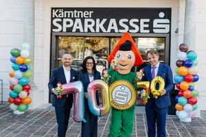 Kärntner Sparkasse-Vorstände Michael Koren, Mag. Ulrike Resei und Mag. Siegfried Huber mit dem Sparefroh, DER Symbolfigur des Sparens seit 70 Jahren. Foto: Daniel Waschnig