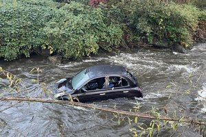 Auto in der Glan löste Sonntagnachmittag eine Suchaktion in Klagenfurt aus. Foto: Berufsfeuerwehr Klagenfurt