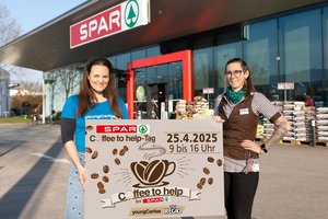 Freuen sich über jugendliche Unterstützung beim SPAR Coffee to help-Tag: Sarah Lerchster (li) von der youngCaritas und Tina Holzbauer, Mitarbeiterin des SPAR-Supermarktes in der Lodengasse in Klagenfurt. Foto: SPAR/gleissfoto