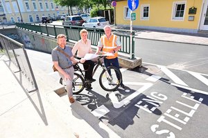 DI Georg Hummitzsch (Abt. Straßenbau und Verkehr), Stadträtin Sandra Wassermann und Ing. Michael Pirker (Abt. Straßenbau und Verkehr) besichtigen den sanierten Bereich bei der Unterführung Villach Ring. Foto: StadtKommunikation/Hronek