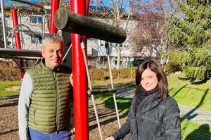 Stadtgartenreferent Stadtrat Max Habenicht und Familienreferentin Stadträtin Mag. Corinna Smrecnik freuen sich über die Auszeichnung des Spielplatzes in Feschnig. Foto: Büro Smrecnik