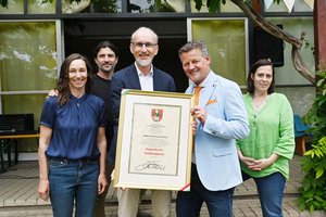 Waldorf-Schulverein-Kärnten erhielt Klagenfurter Stadtwappen. Foto: StadtKommunikation/Hronek