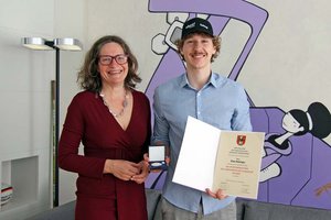 Sportreferentin Stadträtin DI Constance Mochar überreicht dem erfolgreichen jungen Beachvolleyballer Elias Holzinger das Sportehrenzeichen der Stadt Klagenfurt in Silber. Foto: StadtKommunikation / Wedenig