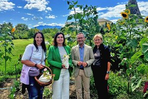 Mag. Kerstin Fanzott (VIVA), Mag. Dr. Elke Haber (Elisabethinen KH), Stadtrat Mag. Franz Petritz und Dr. Birgit Trattler (Abt. Gesundheit, Jugend, Familie) beim Gartenfest 2025. Foto: Büro Petritz