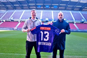 Martin Hinteregger und Geschäftsführer Sport Günther Gorenzel. Foto: Austria Klagenfurt