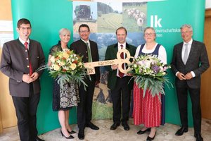 Agrarlandesrat Martin Gruber, neuer LK-Präsident Siegfried Huber mit Gattin Renate, Alt-LK-Präsident Johann Mößler mit Gattin Barbara, Landeshauptmann Peter Kaiser. Foto: LK Kärnten/Christoph Gruber