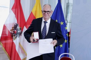 Prim. Univ.-Prof. Dr. Rudolf Likar erhält Auszeichnung des Landes Kärnten. Foto: LPD Kärnten/Wajand