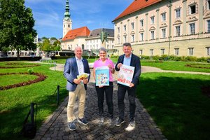 Seniorenreferent Bürgermeister Christian Scheider, Seniorenbeauftragte Mag. Karin Ertl und Joachim Katzenberger MA, Leiter der Abteilung Soziales laden zu den Terminen des Seniorenprogramms ein. Foto: StadtKommunikation/Hude