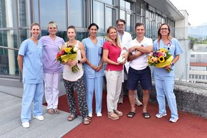 Die beiden Familien und das beteiligte Team der Gynäkologie und Geburtshilfe sowie der Kinder- und Jugendheilkunde am Klinikum Klagenfurt. Foto: KABEG
