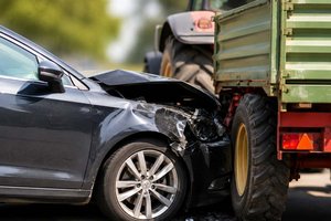 Überholmanöver auf der Loiblpass Straße: Pkw prallte gegen Traktoranhänger. Foto: Symbolbild