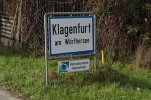 „Familienfreundliche Gemeinde“: Neue Zusatztafeln bei Klagenfurter Ortstafeln. Foto: Google Street View