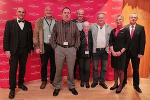 Turnierleiter Gottfried Hrastnik, Norbert Miklautsch, Johannes Passegger, Hubert Zmollnig, Annemarie Taurer, Alexander Oberegger, Turnierleiterin Martina Daini sowie Seniormanager Harald Posratschnig. Foto: Casino Velden