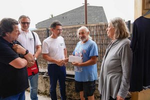 Dankbar für die Soforthilfe: Herr B. aus Bleiburg (2. von re) mit Gattin, Caritasdirektor Ernst Sandriesser und Krisenstabsleiter Christian Eile (2. v. li). Foto: Caritas
