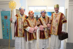 Bürgermeister Christian Scheider, Gemeinderätin Dr. Julia Löschnig, Stadträtin Sandra Wassermann, BA und Dompfarrer Dr. Peter Allmaier brachten als Sternsinger ihren Segen ins Klagenfurter Rathaus. Foto: StadtKommunikation / Zechner