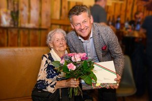 Bürgermeister Christian Scheider gratuliert der lebensfrohen Jubilarin zum 100. Geburtstag. Foto: StadtKommunikation / Thomas Hude