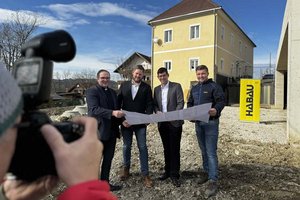 LHStv. Martin Gruber überzeugte sich vom Baufortschritt - mit dabei waren Pfarrer Kogler, Bauleiter Alois Miksch und Polier Almir Zecic (von links). Foto: Büro LHStv. Gruber/Gamper