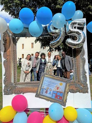 Bürgermeister Christian Scheider gratulierte dem Pfarrkindergarten St. Theresia „Elblhof“ zum 95-Jahr-Jubiläum und überreichte eine Jubiläumstorte sowie Feuerwehr-Malbücher für die Kinder. Foto: Büro Bürgermeister