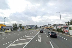 Fehlender Zebrastreifen Rosentaler Straße, Höhe Forstinger und Apotheke. Foto: Google Street View