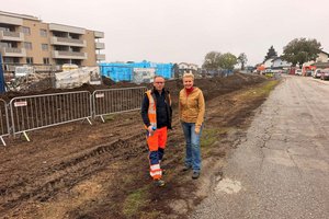 Straßenbau- und Verkehrsstadträtin Sandra Wassermann, BA MA mit Hubert Ebner, Polier bei der Firma Swietelsky, beim Baustart des dritten Bauabschnittes in der Harbacher Straße. Foto: Ing. Gerhard Jamnig