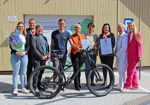 Fahrradfreundliche Elisabethinen: Stadträtin Wassermann gratuliert zur Zertifizierung. Foto: StadtKommunikation/Wedenig