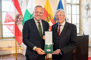 Landeshauptmann Mario Kunasek überreichte Landeshauptmann a. D. Peter Kaiser das Große Goldene Ehrenzeichen des Landes Steiermark mit dem Stern. Foto: Land Steiermark/Robert Binder