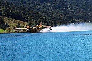 Wasseraufnahme italienisches Löschflugzeug CANADAIR am Weissensee. Foto: Archiv/Übung Combined Success 2019