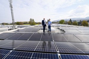 STW-Vorstand Erwin Smole und STW-Mitarbeiter Raphael Fortin, technische Projektleitung besichtigen die PV-Anlage in der Adi Dassler Gasse in Viktring. Foto: Helge Bauer/STW