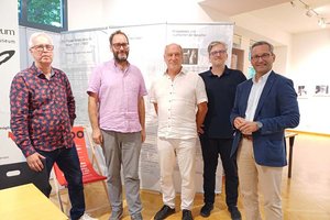 Kulturstadtrat Mag. Franz Petritz, Musilmuseumsleiter Dr. Heimo Strempfl, Dr. Wilfried Hude (kath. Akademikerverband) und Dr. Dominik Srienc (Musil-Institut) mit dem Schriftsteller Thomas Lang. Foto: Büro Stadtrat Petritz