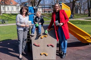 Pauli freut sich zusammen mit Stadträtin DI Constance Mochar und Astrid Kumer-Daxerer über den neuen Spielplatzführer. Foto: StadtKommunikation/Kulmer