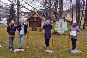 KLAR!-Managerin Anna Kette eröffnete gemeinsam mit Bürgermeister Ingo Appé, Ferlachs Umweltbeauftragter Katja Kanzian und dem Erbauer des Hotels Konrad Guggi Ferlachs 1. Insektenhotel im Gaston-Glock-Park. Foto: Stadtgemeinde Ferlach