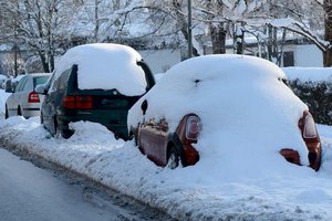 Schnee am Autodach oder mangelhaftes Freikratzen der Scheiben können unangenehme Folgen haben