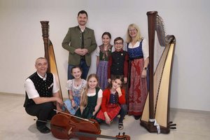 LR Peter Reichmann mit den „Saitenflöhen“, ihrer Lehrerin Evelin Schuler und Fachgruppenvorstand Volksmusik Christian Brugger. Foto: tisjan-foto