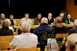 Bürgermeister Christian Scheider, Stadträtin Sandra Wassermann, BA und Experten aus unterschiedlichsten Bereichen standen den teilnehmenden Bürgern für Fragen und Antworten zur Verfügung. Foto: StadtKommunikation / Wajand