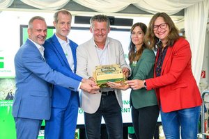 Günther Vallant, Klaus Harter, Bürgermeister Christian Scheider, Christina Wolte und Stadträtin DI Constance Mochar feierten das 75-jährige Bestehen der AVS. Foto: StadtKommunikation / Hude