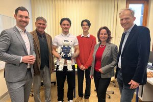 LR Peter Reichmann, Gernot Opriesnig, Stanislaus Lesnik und Lukas Matic mit Elias, BD Isabella Penz und Dir. Hubert Lutnik. Foto: Büro LR Reichmann