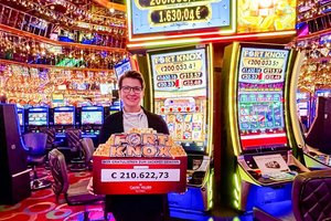 Casino Velden Direktorin Mag. (FH) Marion Roseneder mit dem Siegerscheck für den Fort Knox Gewinner. Foto: Casinos Austria