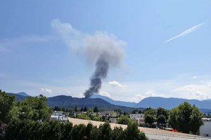 Brand eines Wirtschaftsgebäudes: Rauchsäule über ganz Klagenfurt zu sehen. Foto: Thomas Hude